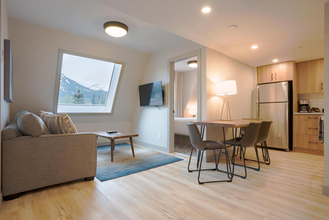 Basecamp Suites Banff Bagian luar foto