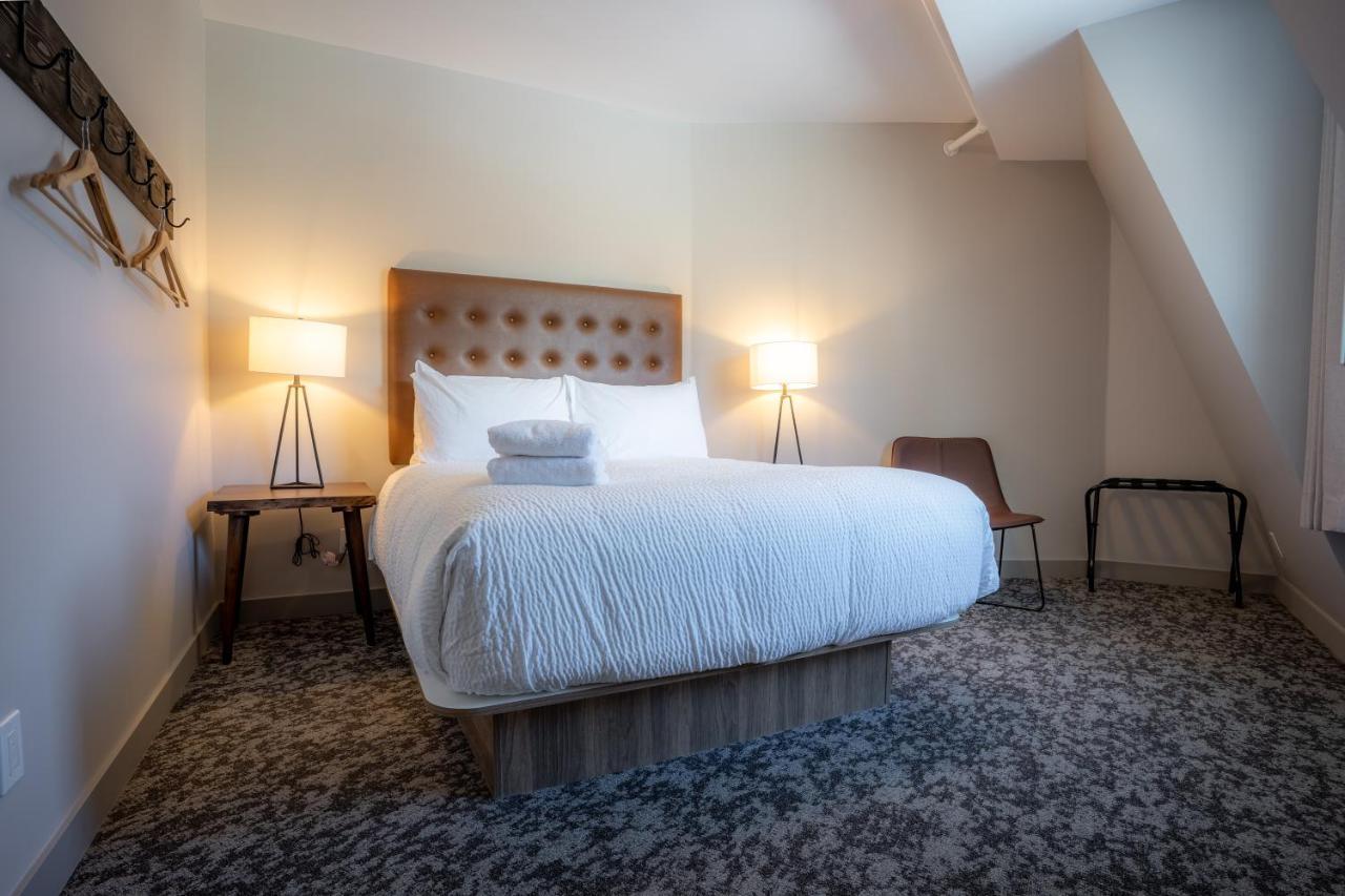 Basecamp Suites Banff Bagian luar foto