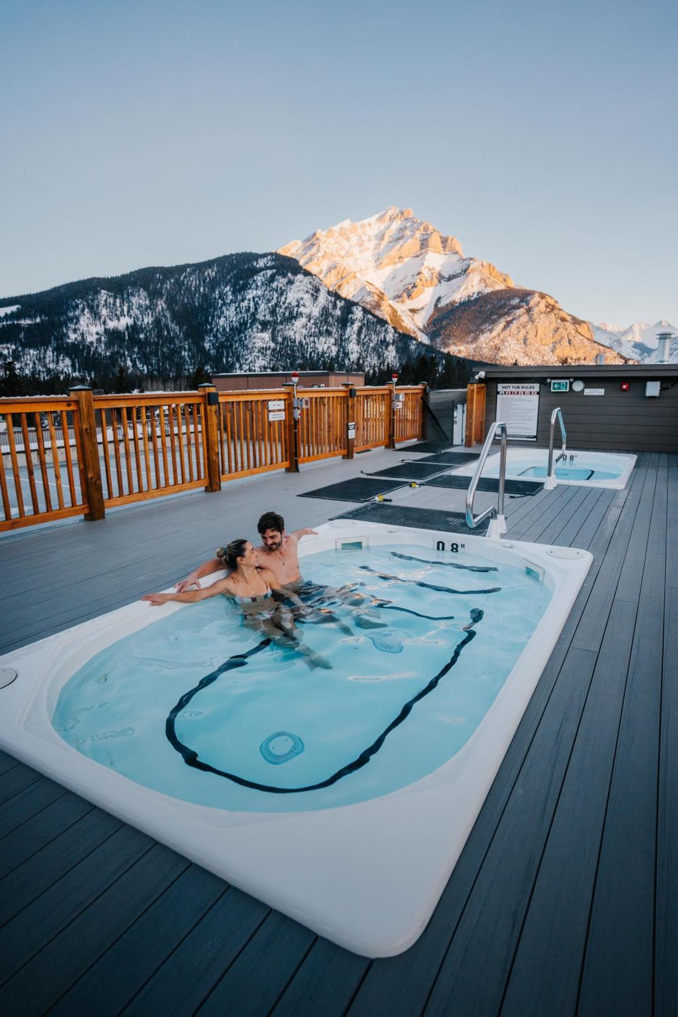 Basecamp Suites Banff Bagian luar foto